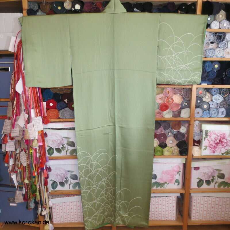 Shakuhachi Stickerei auf schilfgrünem Seidendamast Homongi Kimono