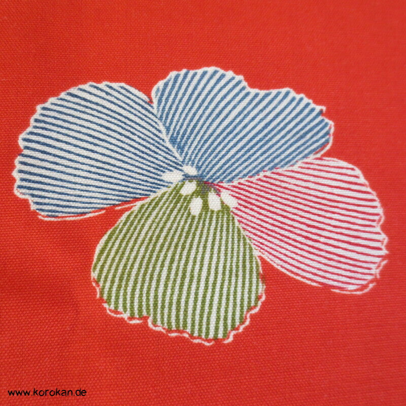 Kimono Wollstoff mit bunten Blüten auf hellrot