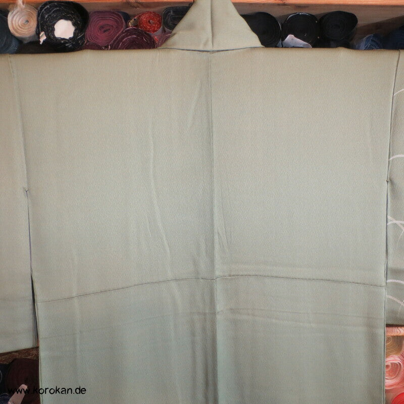 Shakuhachi Stickerei auf schilfgrünem Seidendamast Homongi Kimono