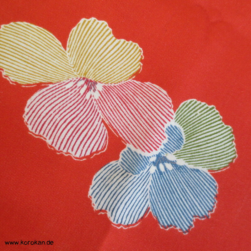 Kimono Wollstoff mit bunten Blüten auf hellrot