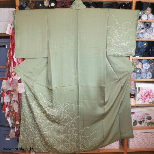 Shakuhachi Stickerei auf schilfgrünem Seidendamast Homongi Kimono