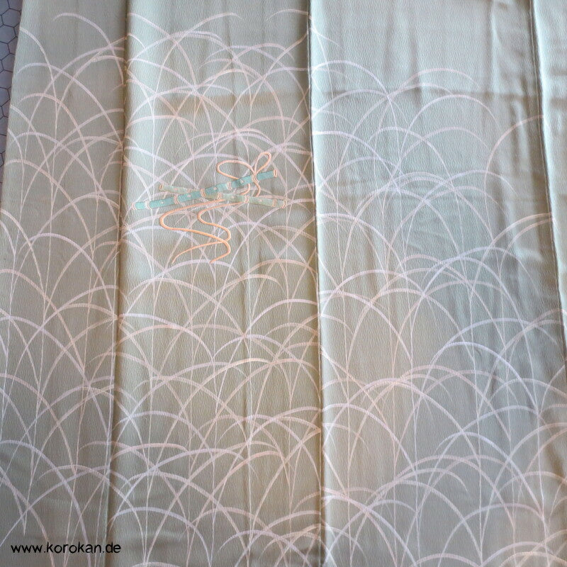 Shakuhachi Stickerei auf schilfgrünem Seidendamast Homongi Kimono