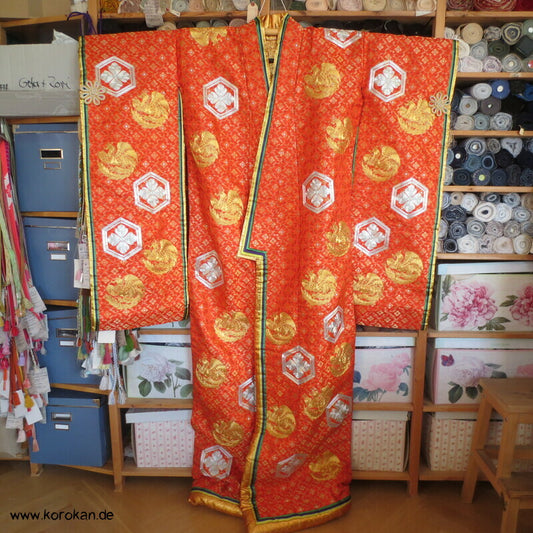 Uchikake Hochzeits Kimonomantel, gestickte goldene Phönix, silberne Kikko auf Brokat