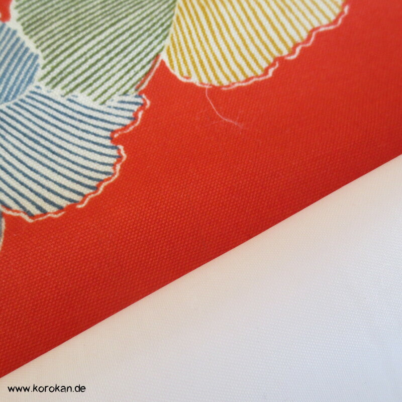 Kimono Wollstoff mit bunten Blüten auf hellrot