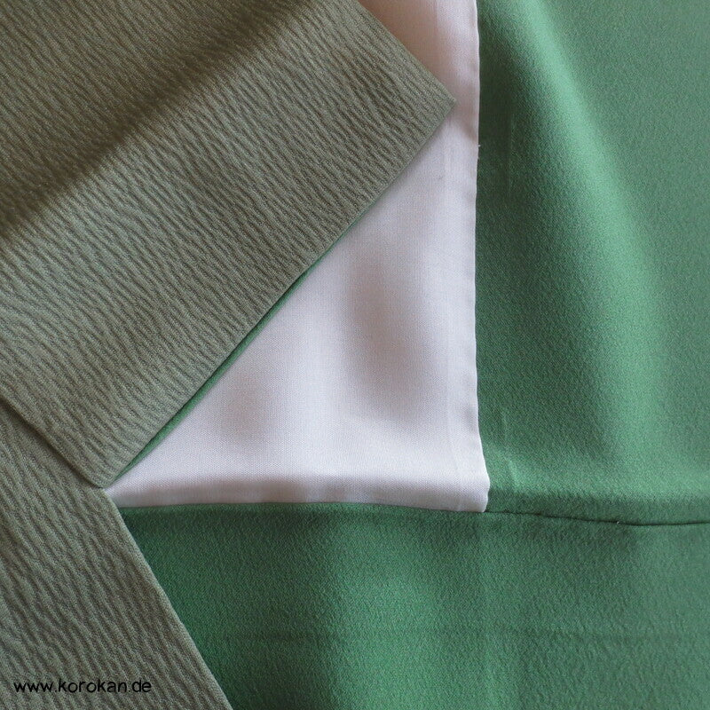 Shakuhachi Stickerei auf schilfgrünem Seidendamast Homongi Kimono