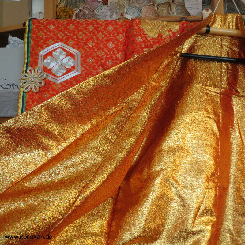 Uchikake Hochzeits Kimonomantel, gestickte goldene Phönix, silberne Kikko auf Brokat