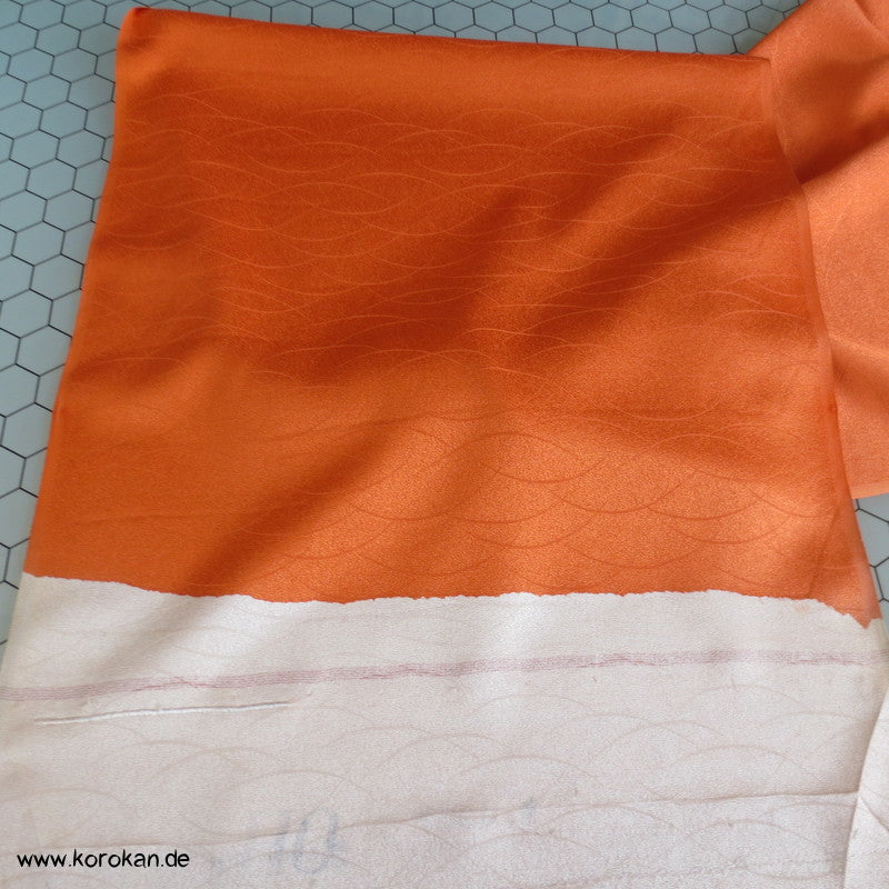 Chrysanthemen Kimono Tanmono, Teilstickerei mit Goldfaden auf Seidendamast