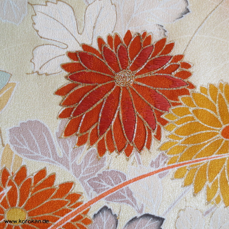 Chrysanthemen Kimono Tanmono, Teilstickerei mit Goldfaden auf Seidendamast