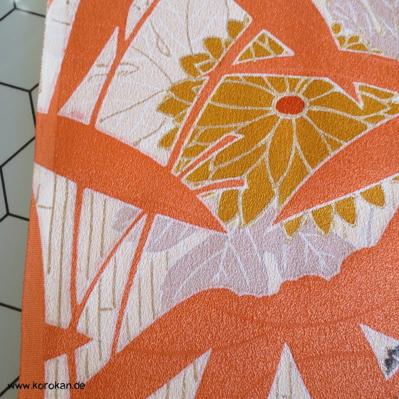 Chrysanthemen Kimono Tanmono, Teilstickerei mit Goldfaden auf Seidendamast