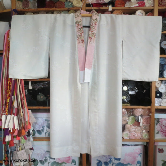 Seidendamast Juban Unterkimono mit feinem Han Eri Kragen, bestickt