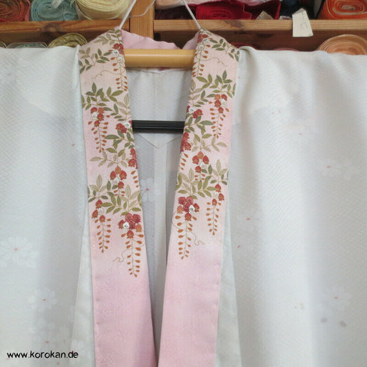 Seidendamast Juban Unterkimono mit feinem Han Eri Kragen, bestickt