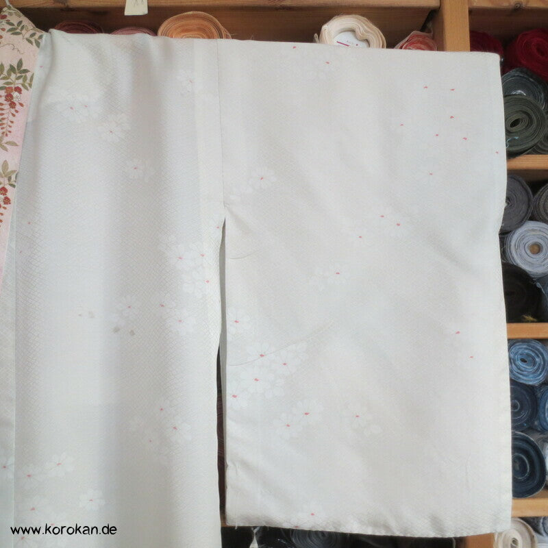 Seidendamast Juban Unterkimono mit feinem Han Eri Kragen, bestickt