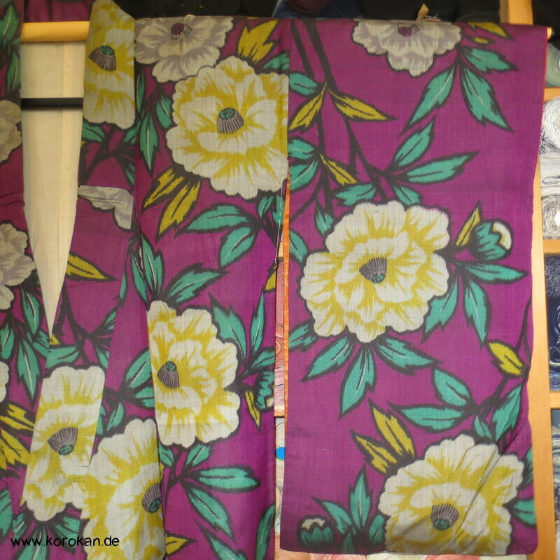gelbe Kamelien auf pflaumenlila Meisen Kimono