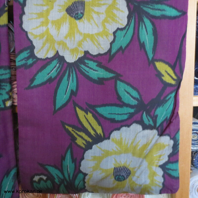 gelbe Kamelien auf pflaumenlila Meisen Kimono