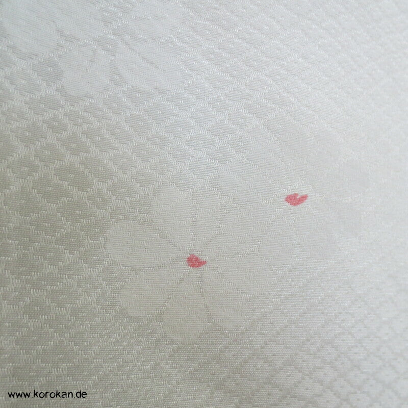 Seidendamast Juban Unterkimono mit feinem Han Eri Kragen, bestickt