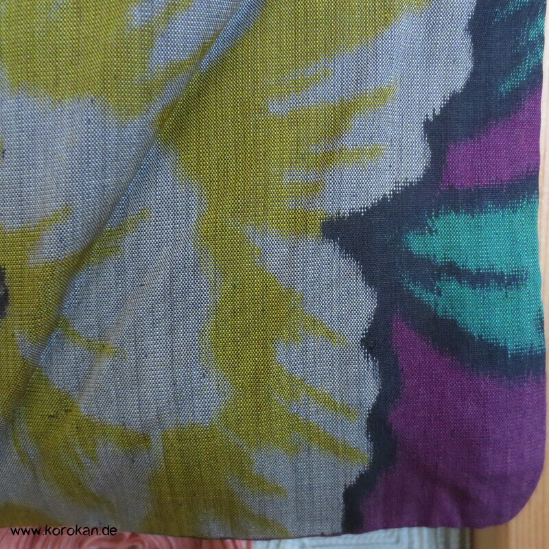 gelbe Kamelien auf pflaumenlila Meisen Kimono