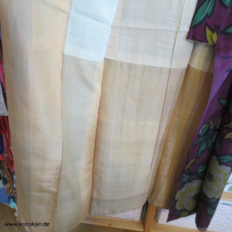 gelbe Kamelien auf pflaumenlila Meisen Kimono