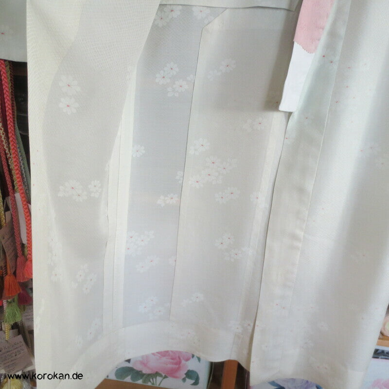 Seidendamast Juban Unterkimono mit feinem Han Eri Kragen, bestickt