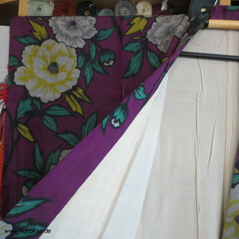 gelbe Kamelien auf pflaumenlila Meisen Kimono