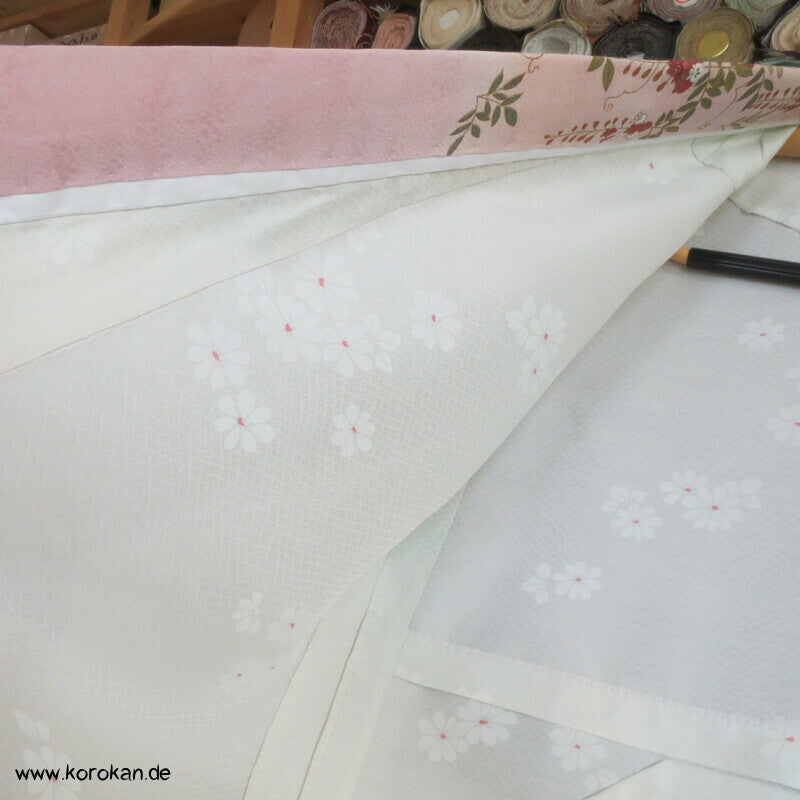 Seidendamast Juban Unterkimono mit feinem Han Eri Kragen, bestickt