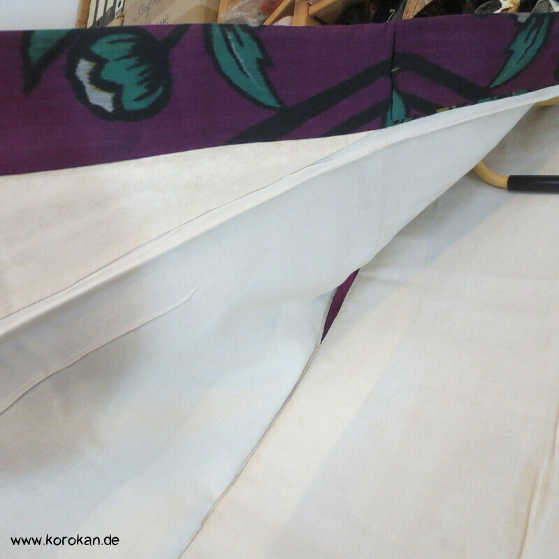 gelbe Kamelien auf pflaumenlila Meisen Kimono
