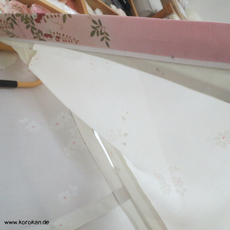 Seidendamast Juban Unterkimono mit feinem Han Eri Kragen, bestickt