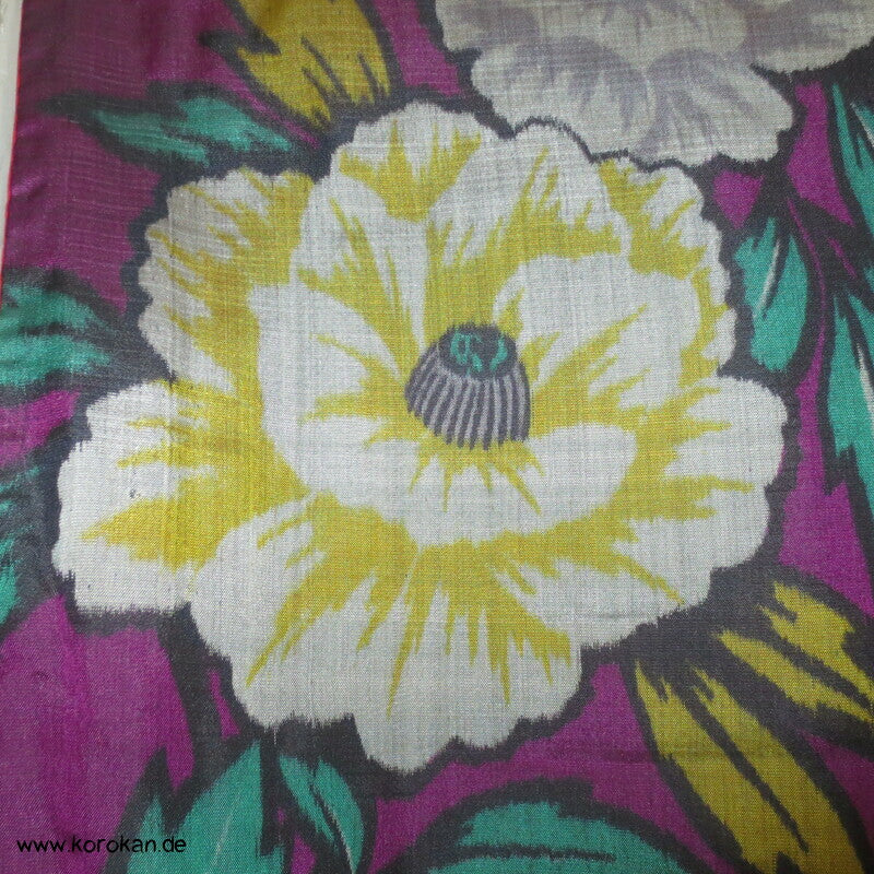 gelbe Kamelien auf pflaumenlila Meisen Kimono