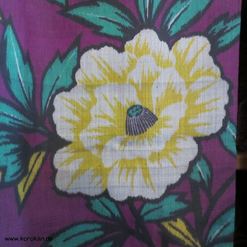gelbe Kamelien auf pflaumenlila Meisen Kimono