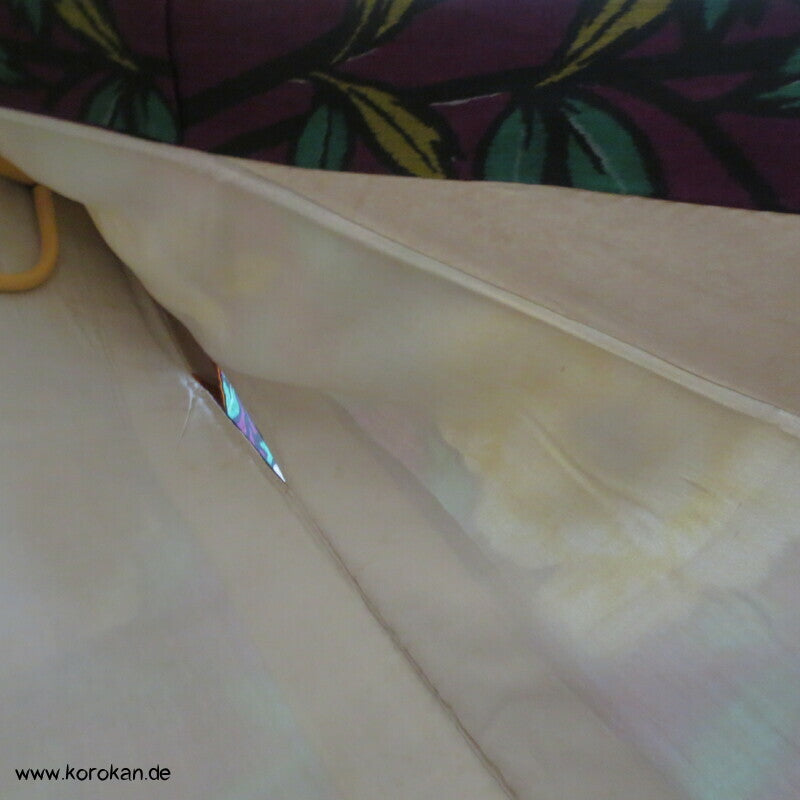 gelbe Kamelien auf pflaumenlila Meisen Kimono