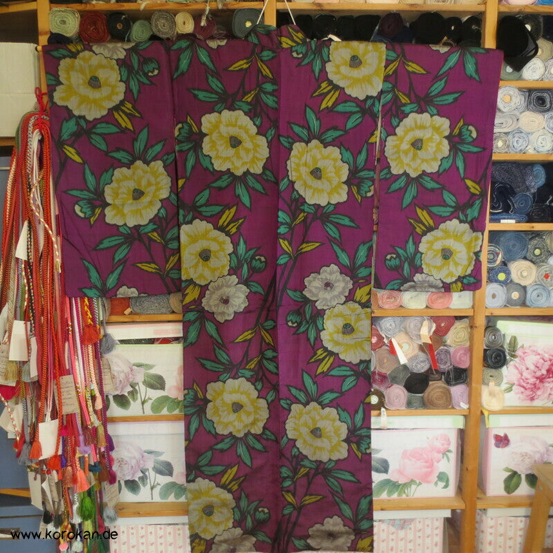 gelbe Kamelien auf pflaumenlila Meisen Kimono