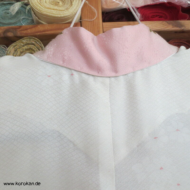 Seidendamast Juban Unterkimono mit feinem Han Eri Kragen, bestickt