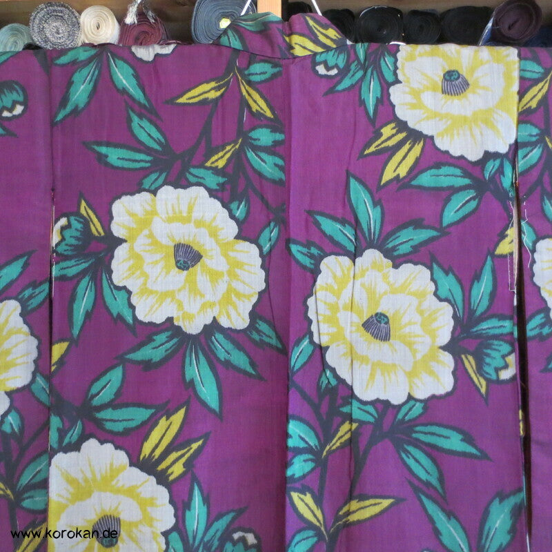 gelbe Kamelien auf pflaumenlila Meisen Kimono