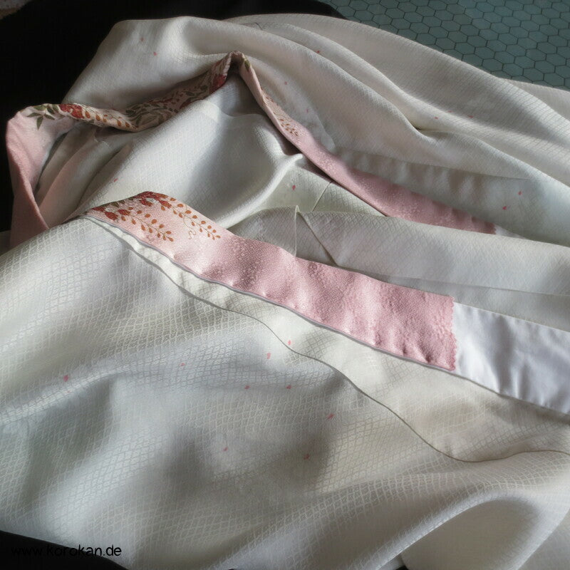 Seidendamast Juban Unterkimono mit feinem Han Eri Kragen, bestickt