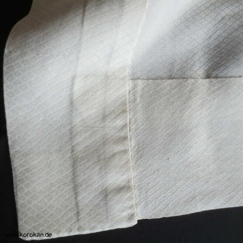 Seidendamast Juban Unterkimono mit feinem Han Eri Kragen, bestickt