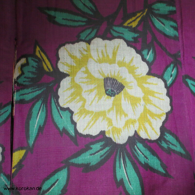 gelbe Kamelien auf pflaumenlila Meisen Kimono