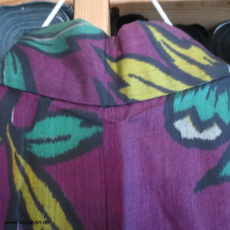 gelbe Kamelien auf pflaumenlila Meisen Kimono