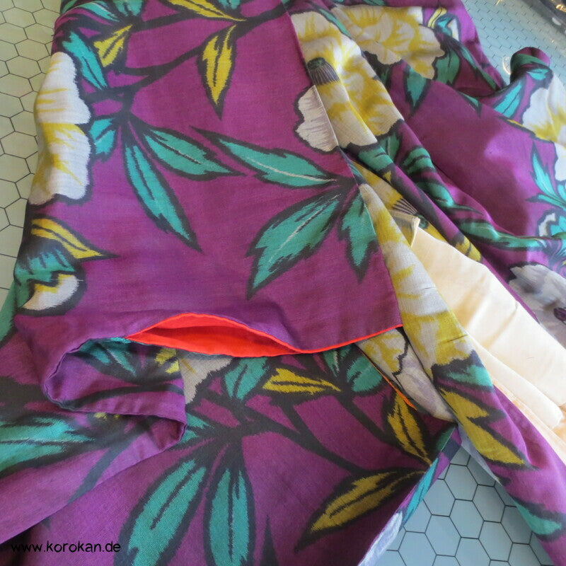 gelbe Kamelien auf pflaumenlila Meisen Kimono