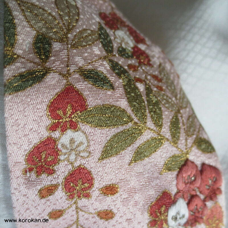 Seidendamast Juban Unterkimono mit feinem Han Eri Kragen, bestickt