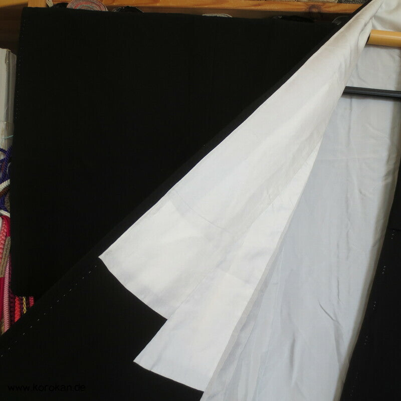 Blüten Mon Mofuku, schlichter schwarzer Kimono