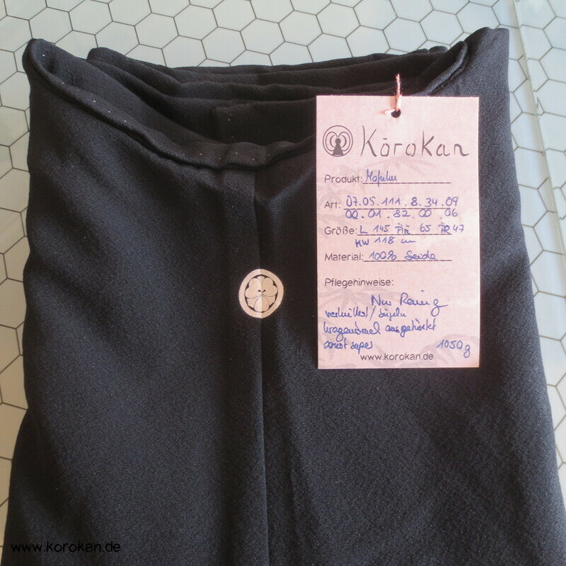 Blüten Mon Mofuku, schlichter schwarzer Kimono