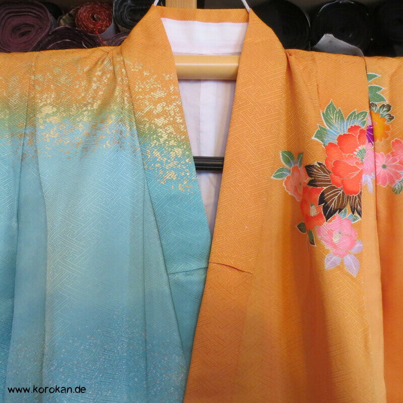 Mädchen Sayagata Seidendamast Furisode, bunt mit Blumenwagen