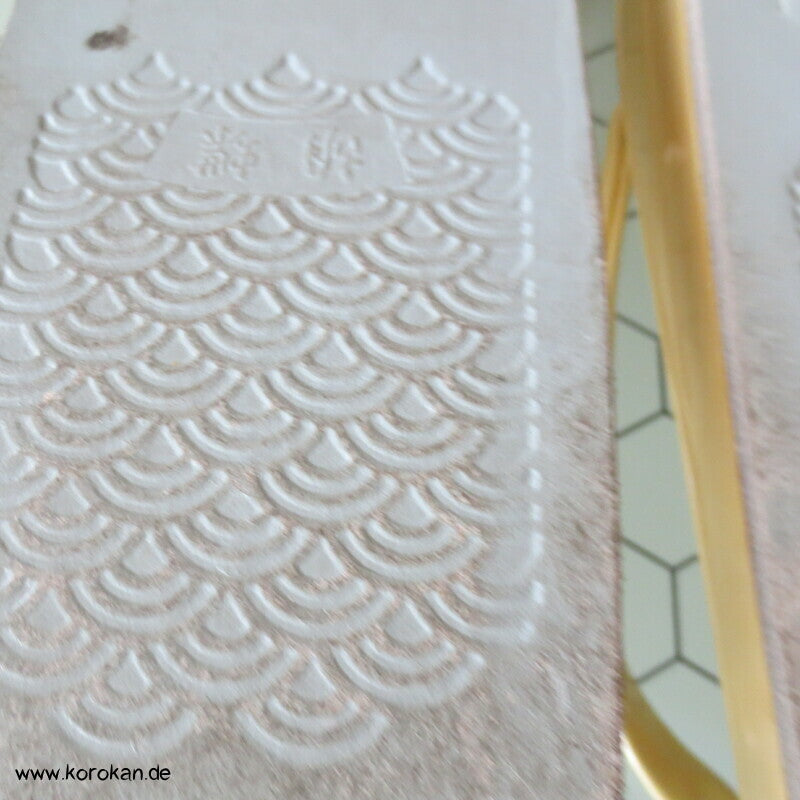 Zori, goldbeiges Lackmaterial, 24 cm
