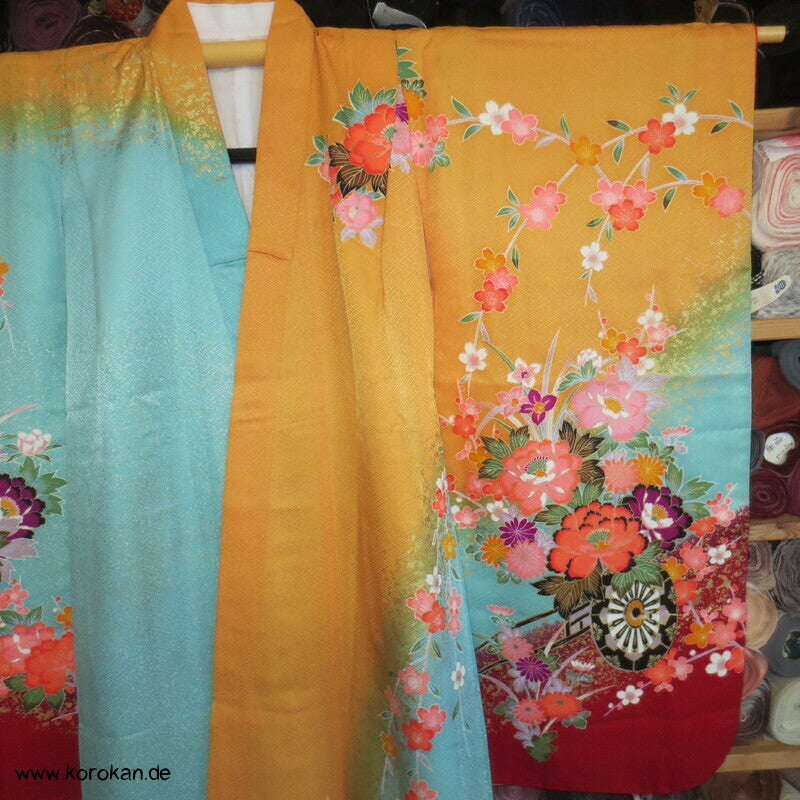 Mädchen Sayagata Seidendamast Furisode, bunt mit Blumenwagen
