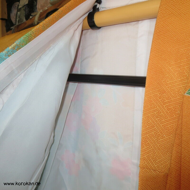 Mädchen Sayagata Seidendamast Furisode, bunt mit Blumenwagen