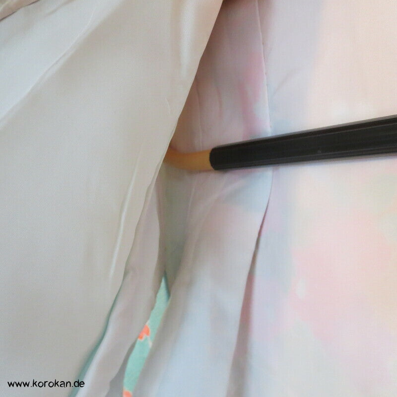 Mädchen Sayagata Seidendamast Furisode, bunt mit Blumenwagen