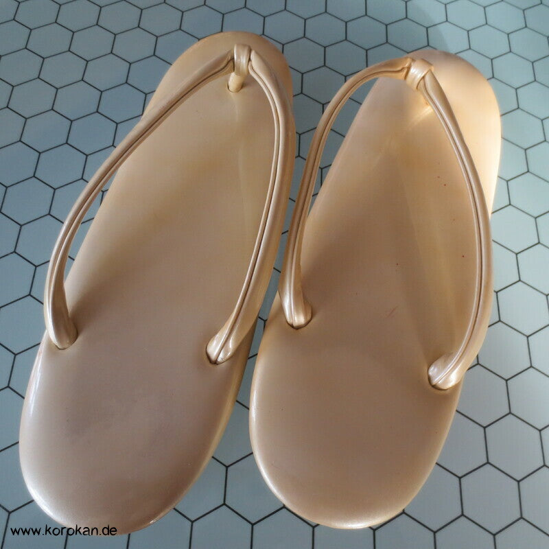 Zori, goldbeiges Lackmaterial, 24 cm
