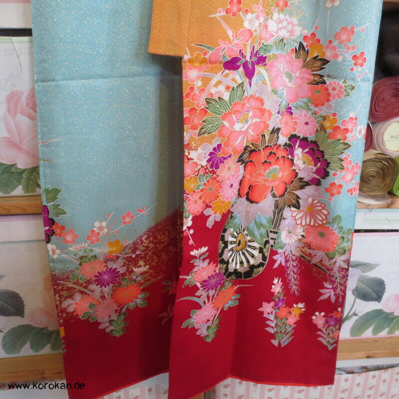 Mädchen Sayagata Seidendamast Furisode, bunt mit Blumenwagen