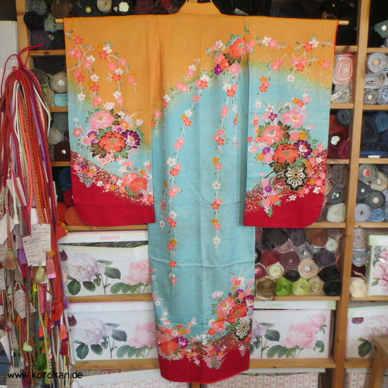 Mädchen Sayagata Seidendamast Furisode, bunt mit Blumenwagen