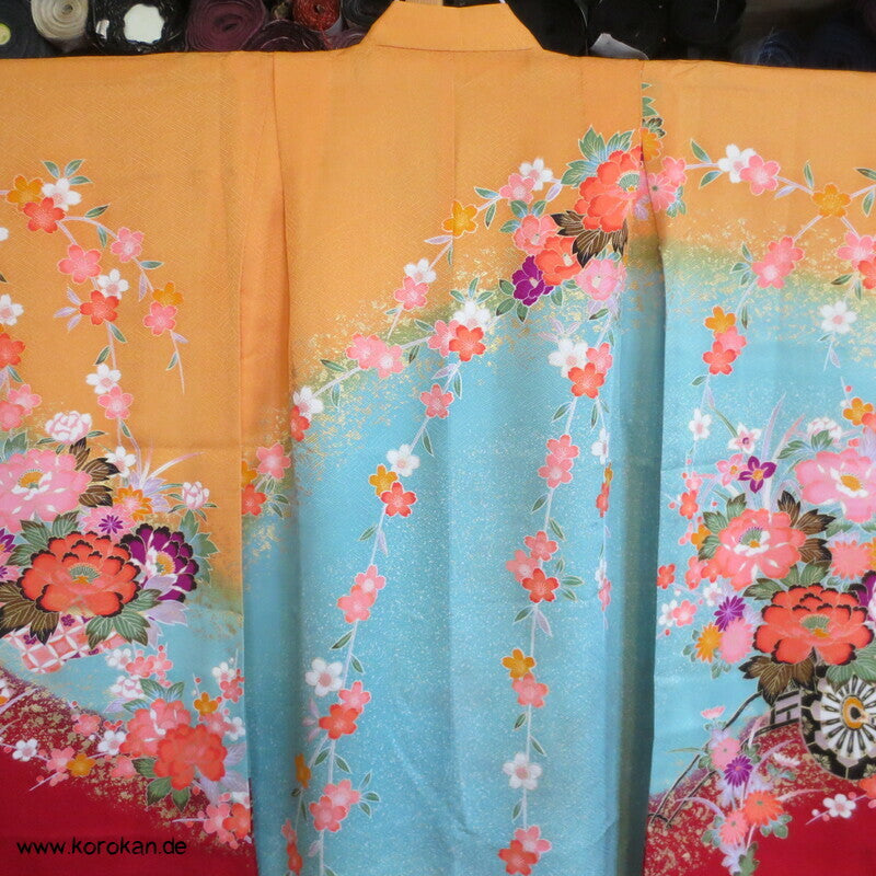 Mädchen Sayagata Seidendamast Furisode, bunt mit Blumenwagen