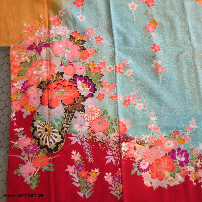Mädchen Sayagata Seidendamast Furisode, bunt mit Blumenwagen